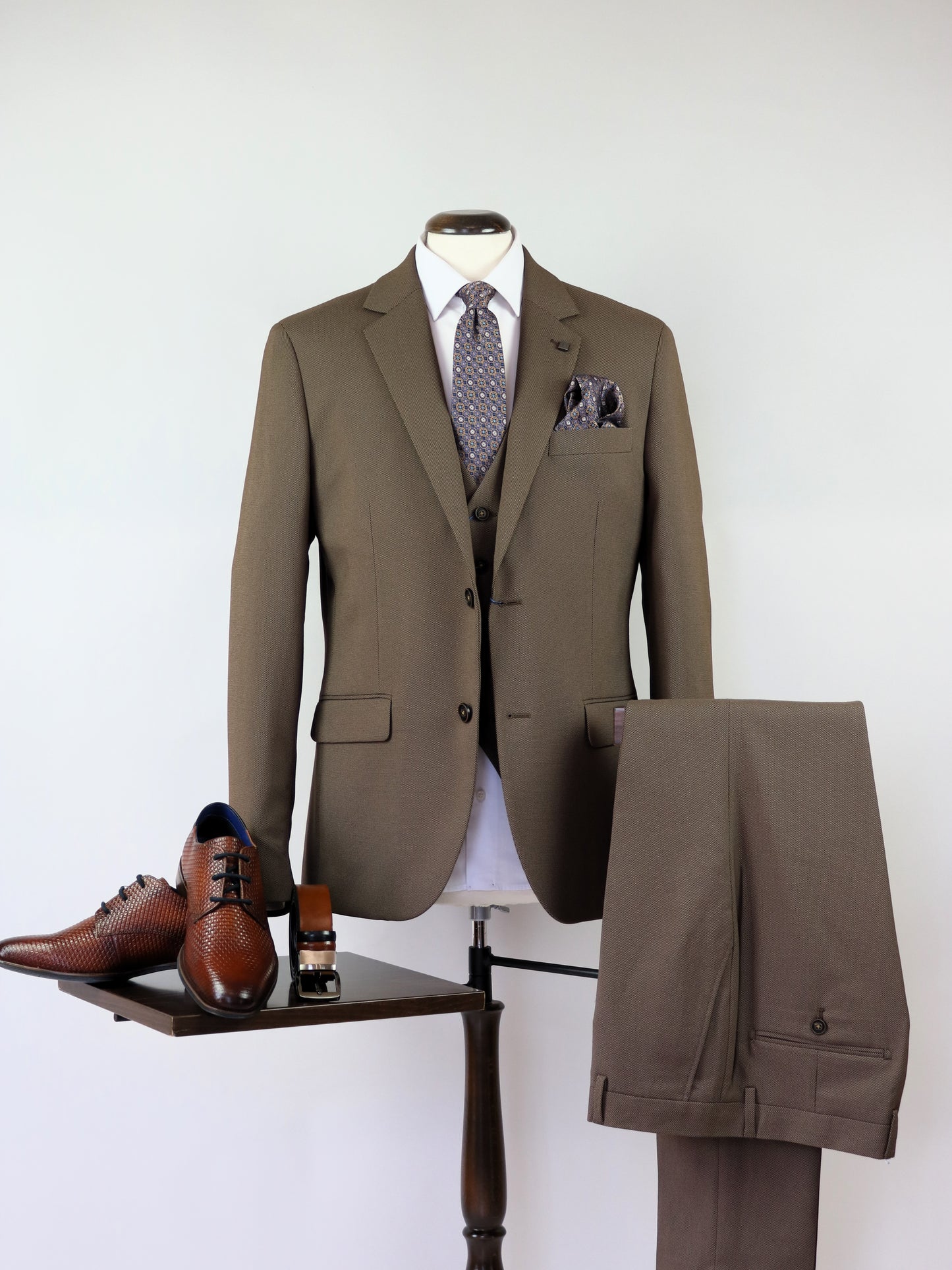 ΚΑΦΕ ΚΟΣΤΟΥΜΙ LEONARDO UOMO ΣΕ ΚΑΝΟΝΙΚΗ ΓΡΑΜΜΗ (1590304/23)